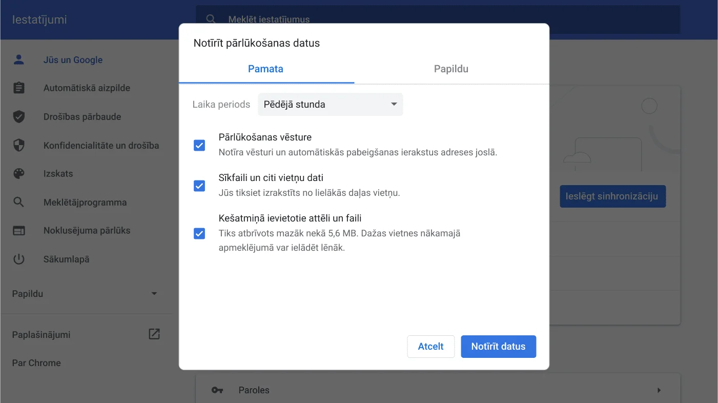 Pārlūka Chrome iestatījumu logs, kurā tiek rādīta iestatījuma “Notīrīt pārlūkošanas datus” opciju izvēlne.